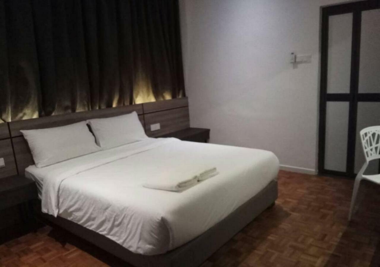 Bed and Breakfast The Corner House Pontian Kecil Esterno foto